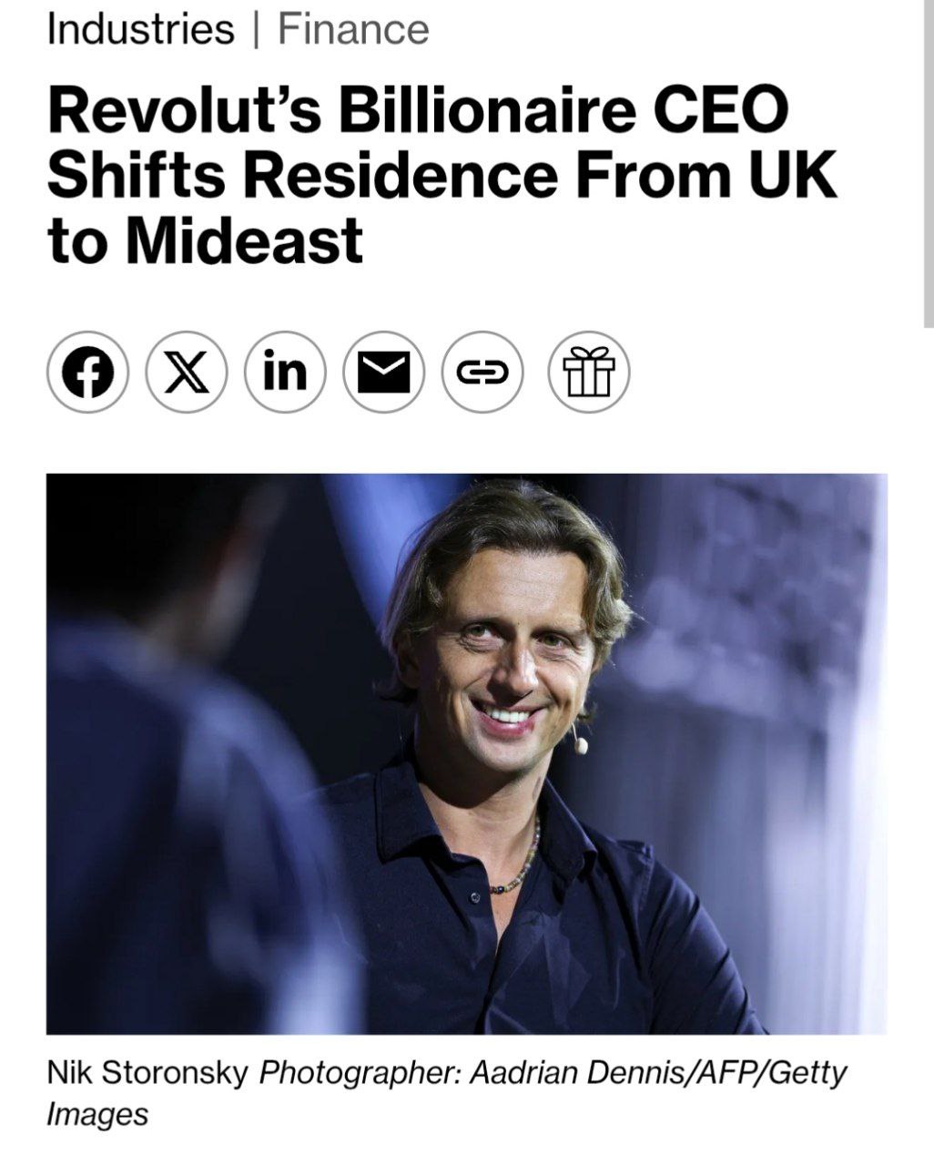Миллиардер и основатель Revolut Николай Сторонский переехал из Британии в Дубай после введения драконовских налогов Там же он начнет продвигать свой банк и получил одобрение от Центробанка страны В Британии подали на полную лицензию в 2021 году но ее так и не получили Revolut пока не может принимать депозиты и выдавать ими кредиты Старым банкам Британии такой конкурент не нужен Объявление поступило всего через несколько недель после того как Revolut представила амбициозный план по выходу на 30 новых рынков к концу десятилетия Эта стратегия в конечном итоге позволит финтех компании инвестировать 13 миллиардов долларов в попытке привлечь 100 миллионов пользователей banksta