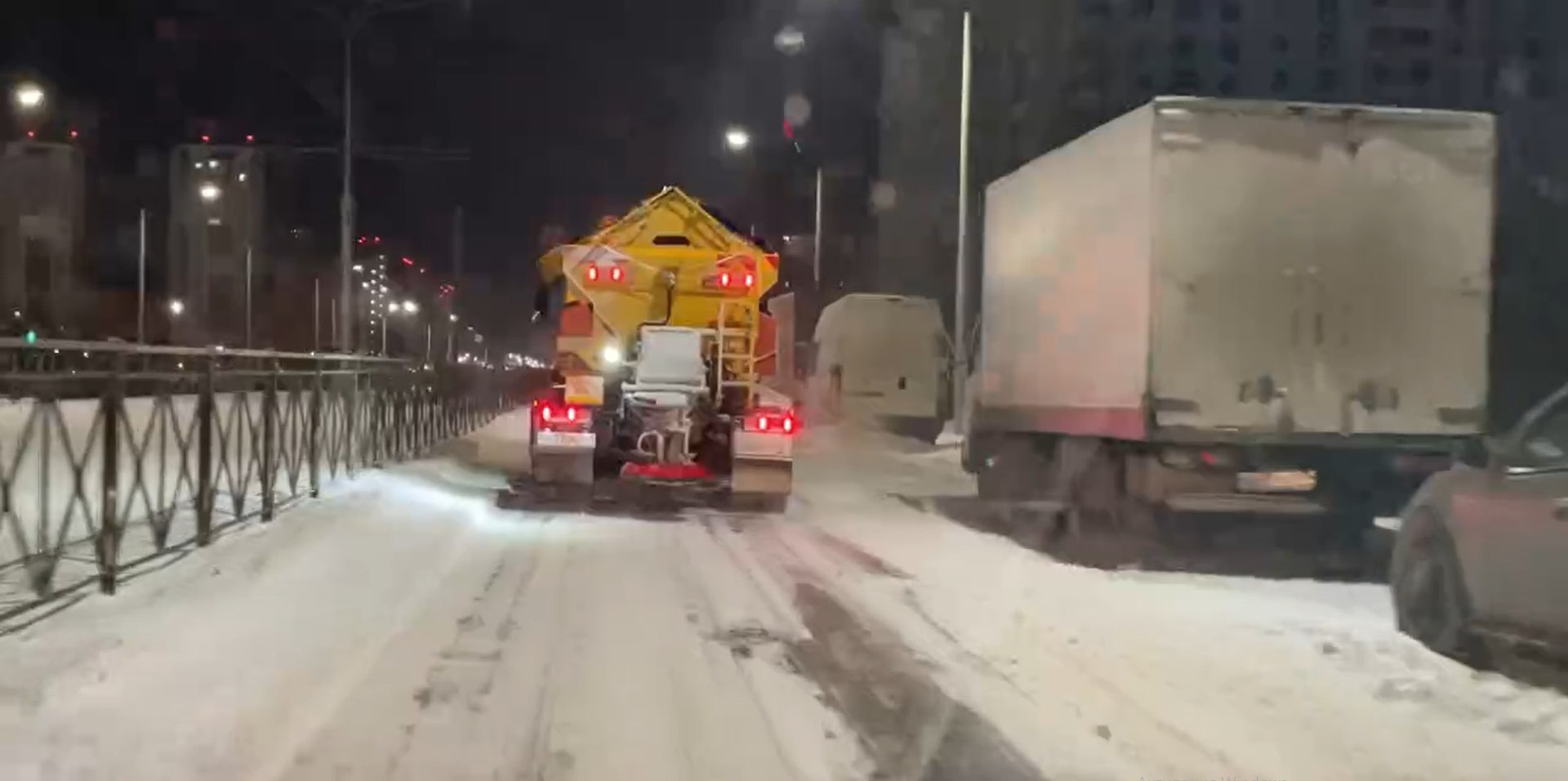 Тысячу тонн снега убрали с ростовских улиц за ночь Об этом сообщил глава города Александр Скрябин Также утром выполни противогололедную обработку Особое внимание уделили мостам путепроводам спускам и подъемам Задействовали 116 единиц техники и до 450 уборщиков Напомним что до 27 января в донской столице действует режим повышенной готовности Фото Александр Скрябин Вести Дон Telegram MAX