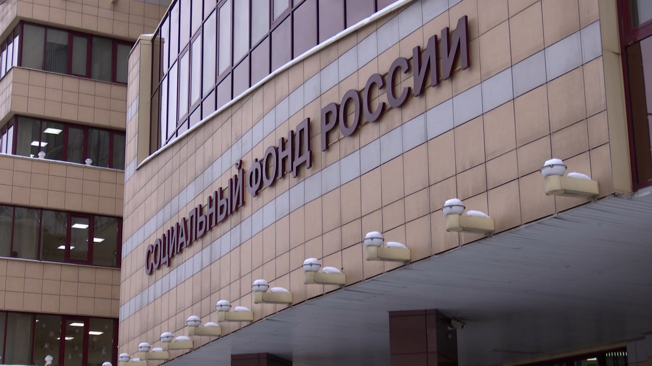 Более пятисот семей из Прибайкалья с начала года получили остаток материнского капитала в виде единовременной выплаты Речь идет о сертификатах на балансе которых осталось не более десяти тысяч рублей Подать заявление можно онлайн в клиентских службах Социального фонда или в многофункциональных центрах Такая выплата не зависит ни от возраста ребенка ни от дохода семьи а потратить деньги можно на любые нужды Проверить остаток средств можно в личном кабинете на портале Госуслуг