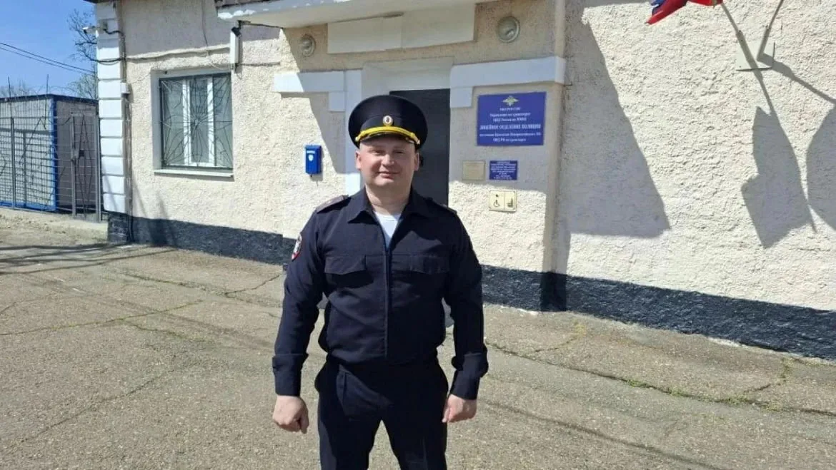 Полицейский спас пенсионера из горящего дома в Крымске К правоохранителям на станции Крымской обратился мужчина он сообщил о пожаре в доме в котором находится человек Майор полиции Евгений Мороз сразу дал команду дежурной части вызвать пожарных и медиков Понимая что ценна каждая секунда полицейский нашел полотенце смочил его водой и используя эту защиту органов дыхания проник в горящий дом В дыму он смог найти мужчину без сознания Пострадавшего полицейский вытащил на улицу и передал приехавшей скорой 75 летнего мужчину увезли в ЦРБ с тяжелыми травмами сейчас он проходит лечение его жизни ничто не угрожает УТ МВД России по ЮФО Кубань 24 Позитив