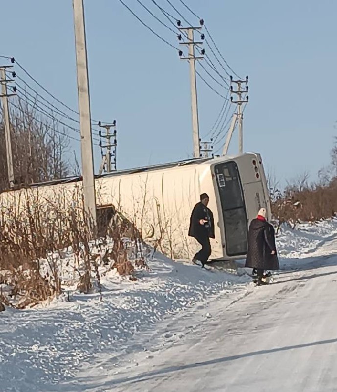 Вечерний Хабаровск Автобус опрокинулся на дороге к поселку Чныррах в Николаевском районе В Николаевском районе Хабаровского края произошла авария с пассажирским автобусом транспортное средство опрокинулось на 12 м километре дороги к поселку Чныррах В результате пострадала женщина Водитель автобуса не справился с управлением съехал с дороги после чего автобус перевернулся В салоне находились кондуктор и пассажиры всем им оказана необходимая помощь На месте происшествия работают сотрудники Госавтоинспекции Прокуратура Хабаровского края проводит проверку Для координации действий правоохранительных органов и специальных служб на место незамедлительно выехала и о прокурора Николаевск на Амуре Лидия Акимова Устанавливаются обстоятельства и причины аварии Ранее в Хабаровске автобус врезался в подробнее на канале Вечерний Хабаровск