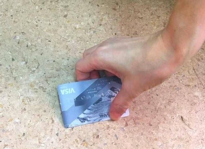 В Элисте возбуждено уголовное дело в отношении мужчины, потратившего деньги с найденной банковской карты.  В полицию Элисты обратился местный житель, сообщивший о пропаже банковской карты и последующем уведомлении о списании средств.  В ходе оперативно-разыскных мероприятий сотрудниками Управления МВД России по г. Элисте было установлено, что к хищению денег причастен 58-летний житель Элисты. Подозреваемый был задержан. Мужчина признался, что нашёл банковскую карту на тротуаре и оплатил ею покупки в магазине на сумму около 3000 рублей, после чего выбросил карту.  В отношении жителя Элисты избрана мера процессуального принуждения, возбуждено уголовное дело по пункту «г» части 3 статьи 158 УК РФ «Кража, совершенная с банковского счета, а равно в отношении электронных денежных средств».  Фото: МВД Калмыкия  Быть в курсе   Прислать новость