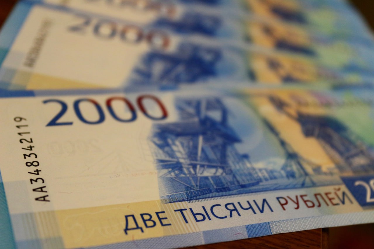 Красноярская многодетная семья отсудила 1 млн за срыв поставки системы отопления В январе 2022 года семья заключила с индивидуальным предпринимателем договор на 774 тысячи рублей на поставку отопительного оборудования для частного дома. Семья отдала фирме все деньги, однако оборудования им не привезли. Претензии компания игнорировала. После обращения в суд владелец фирмы частично выплатил семье 169 тысяч рублей. Однако Роспотребнадзор потребовал вернуть всю сумму. В итоге с предпринимателя взыщут 1 миллион 157 тысяч рублей: 442 479 рублей — штраф, 100 659 рублей — неустойка, 10 000 рублей — моральный вред, 604 399 рублей — остаток предоплаты.