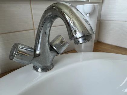 В Воронеже жители более 100 домов останутся без воды на время устранения аварии Коммунальщики нашли место утечки воды на Ленинском проспекте парообразование из которого вечером 7 ноября напугало воронежцев Точку аварии на водоводе определили с помощью специального оборудования акустического течеискателя и коррелятора Сейчас бригада демонтирует асфальтобетонное покрытие с помощью гидромолота Этот этап требует значительных временных затрат Затем сотрудники смогут приступить к разработке котлована сообщили в РВК Воронеж В водоканале предупредили что для ликвидации утечки на время ремонта придется ограничить подачу воды по следующим адресам ул Героев Стратосферы 1 2 2а 2б 3 3а 4 5 6 8 8а 8б 10 ул Кулибина 1 1а 2 2а 3 3а 3т 4 4б 5 5а 5б 5в 6 7 7а 7б 8 9 10 11 11б 11а 11в 13 13а 13б 13в 13т 15 15 1 15 2 15 3 15 4 1 15С 15а 15б 15в 15м 15у 15ц 17 18б 18в 24а ул Лебедева 1 2 2 1 2 2 2 3 2 4 2 5 2 6 2 7 2 8 2 9 2 1 2 10 2 11 2 12 2 13 2 14 2 15 2 16 2 17 2 18 2 19 2 1а 2 2 2 20 2 21 2 22 2 23 2 24 2 25 2 26 2 3 2 4 2 5 2 6 2 7 2 8 2 9 2Л 2в 2г 2г 1 2г 2 2г 3 2г 1 2г 2 2г 3 2г 4 2д 2е 2и 2м 4 4 1 4а 4б 4З 6 6а 6б 6и 6л 6в 8 8а 8б 8д 10 10г 10а 10б 10б 1 10б 2 10б 3 10б 4 10в 10л 1 10л 2 10л 3 10л 4 10м 10м 1 10м 2 10м 3 10м 4 10м 5 10м 6 12 12а ул Менделеева 2 2а 2б 2в 2н 2е 4 4а 4б ул Меркулова 1 1а 2 2а 2б 3 3А 4 4 1 4а 4б 4н 4т 5 6 7 7а 8 9а ул Новосибирская 1 1д 3 5