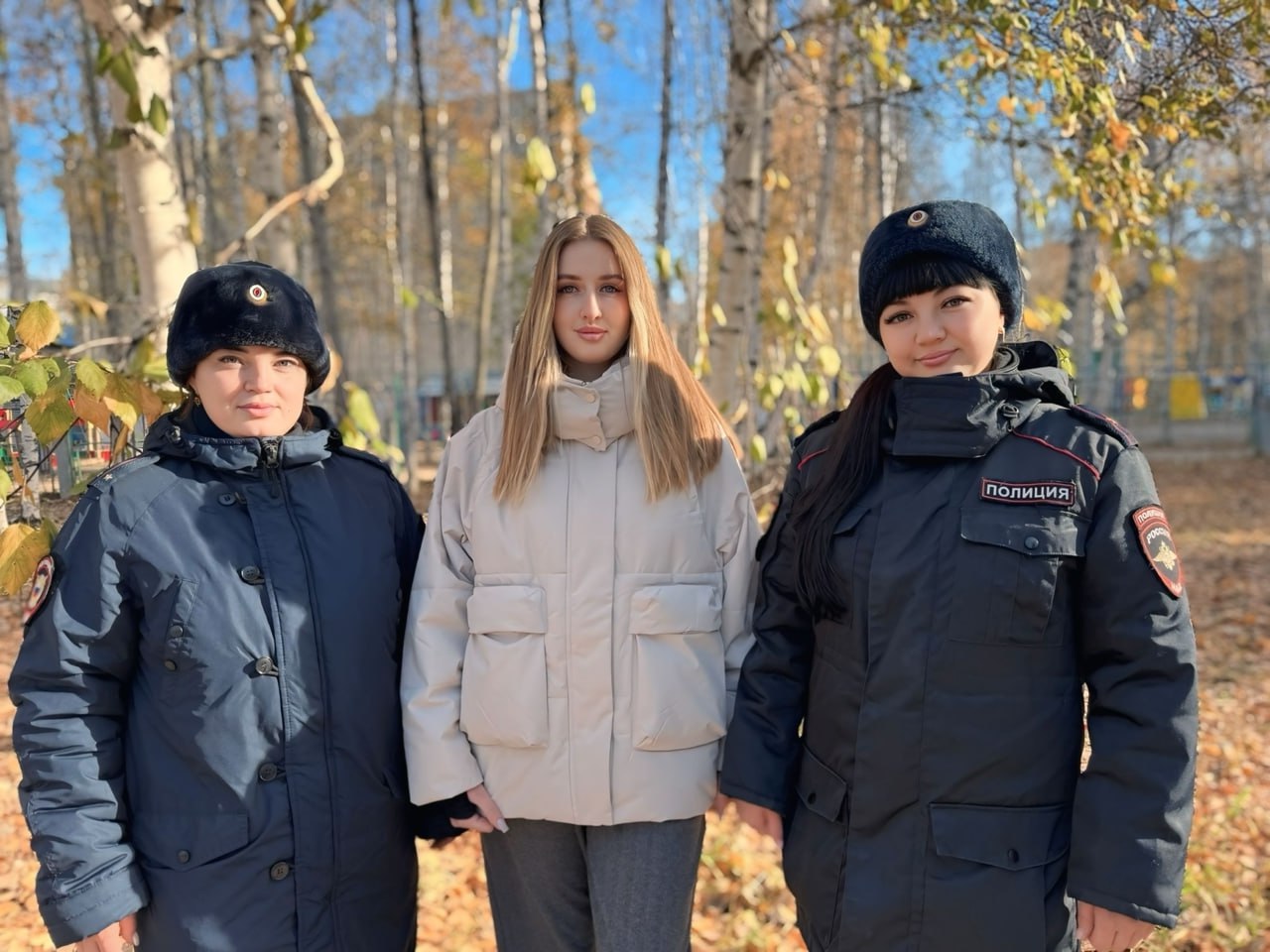 В Нижневартовске инспекторов ПДН благодарят за оперативность и ответственное отношение к исполнению служебных обязанностей На имя начальника УМВД России по г Нижневартовску полковника полиции Фаниса Хаматова пришло благодарственное письмо в адрес сотрудников отдела полиции 3 Руководство компании Домтрансавто выражает слова признательности старшему инспектору отдела по делам несовершеннолетних Габидуллиной Гульнаре Маратовне инспектору Грининой Марии Владимировне и стажеру Холодиновой Наталье Алексеевне за высокий уровень профессионализма Заявители отметили что подростками систематически осуществлялись кражи аварийных молотков из салонов городских автобусов выполняющих рейсы по городским маршрутам Благодаря оперативным и грамотным действиям сотрудников нарушители были установлены Принятые меры позволили своевременно предотвратить серию правонарушений От всей души желаем Вам и Вашим сотрудникам легких будней спокойной и безопасной работы по защите правопорядка отмечается в письме ПолицияЮгры БлагодарностьполицейскимЮгры МВДРоссии ХМАО Югра