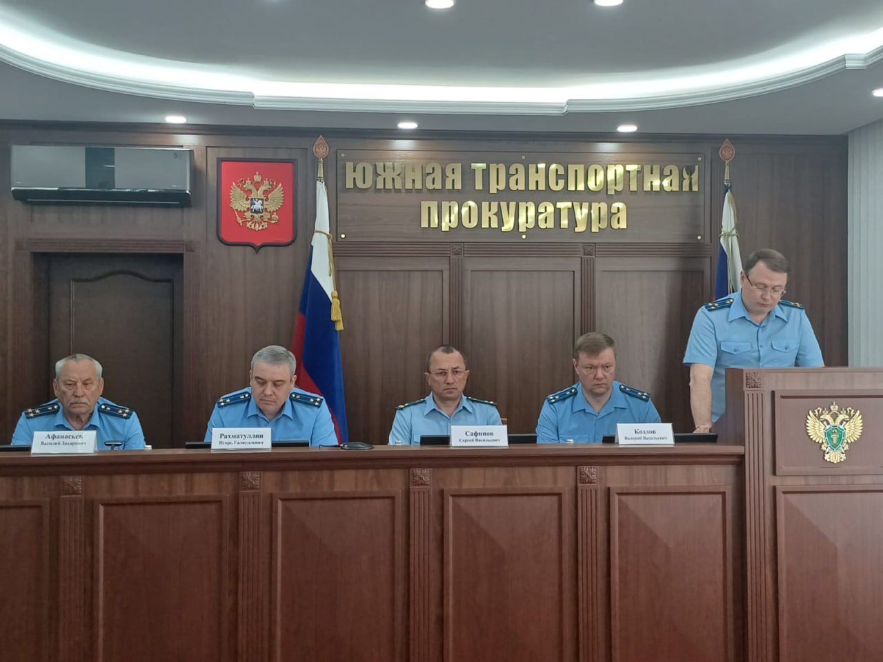 В Южной транспортной прокуратуре проведена коллегия по вопросам безопасности движения и эксплуатации железнодорожного транспорта Под председательством Южного транспортного прокурора 20 мая 2025 года состоялось расширенное заседание коллегии, открывая которое Сафинов Сергей Васильевич отметил, что обеспечение законности и безопасности людей на объектах транспорта является приоритетной задачей в работе прокуратуры. Проведенными проверками вскрыты многочисленные нарушения, связанные с ненадлежащим содержанием и технической оснащенностью железнодорожных переездов, путей общего и необщего пользования, путевого хозяйства и искусственных сооружений. В совещании приняли участие представители Южного ТУ Росжелдора, межрегиональных территориальных управлений Федеральной службы по надзору в сфере транспорта по Северо-Кавказскому и Южному федеральным округам, ФГУП «Крымская железная дорога», ФГУП «Железные дороги Новороссии», Северо-Кавказской и Приволжской железных дорог, председатель Совета ветеранов Южной транспортной прокуратуры Афанасьев Василий Захарович, транспортные прокуроры на правах районных . Заслушаны доклады начальника отдела по надзору за исполнением законов на транспорте Южной транспортной прокуратуры, Лиховского и Махачкалинского транспортных прокуроров, а также представителей заинтересованных служб и ведомств. В 2024 году – истекшем периоде 2025 года органами прокуратуры вскрыто почти 16 тыс. нарушений, в целях их устранения внесено более 3,8 тыс. актов реагирования, в суды направлено свыше 500 исковых заявлений. Инициирован запрет эксплуатации 60 путей необщего пользования и 35 участков пути общего пользования Северо-Кавказской, Приволжской и Крымской железных дорог, 72 единиц подвижного состава, из них 8 локомотивов. Особое внимание уделено устранению условий, способствующих травмированию граждан – ликвидации так называемых «народных троп». Проверочными мероприятиями выявлено 42 несанкционированных пешеходных перехода, 37 из которых ликвидировано по результатам рассмотрения мер реагирования, работа продолжается. ⏩По итогам заседания приняты решения, направленные на устранение имеющихся недостатков, укрепление законности и совершенствование прокурорского надзора в указанной сфере.