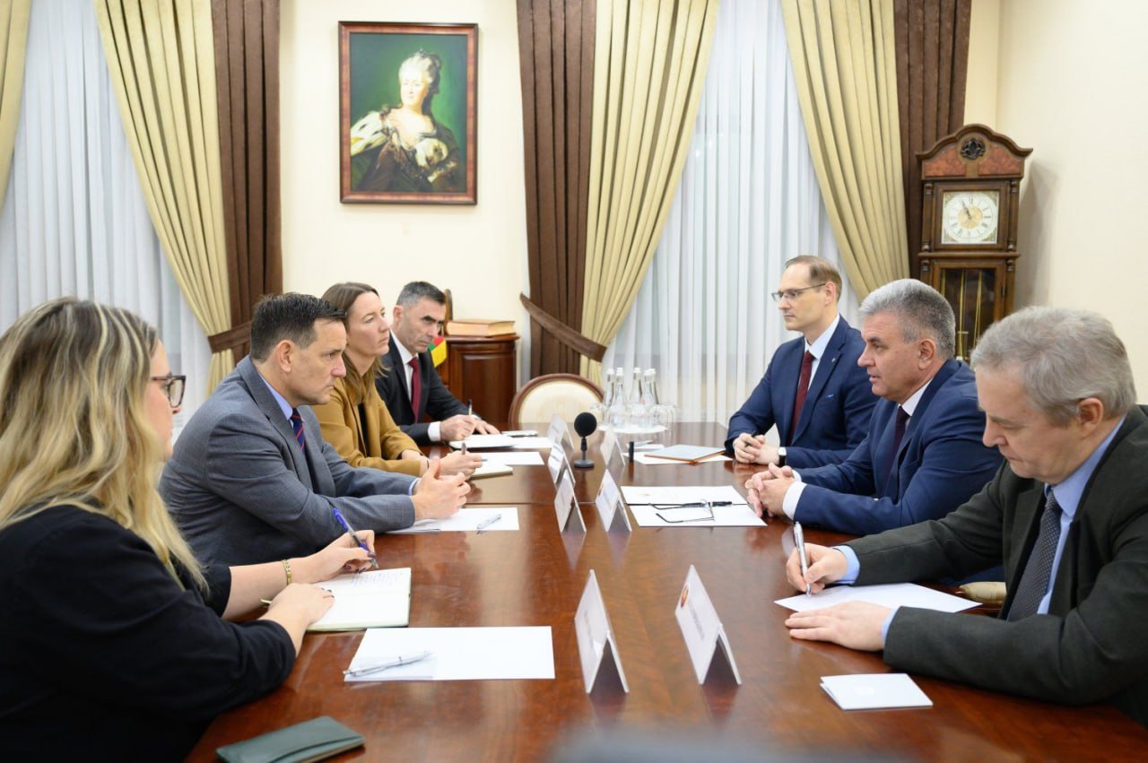 Президент ПМР Вадим Красносельский принял делегацию посольства США Ее возглавил временный поверенный в делах США в РМ Ник Петрович Вадим Красносельский отметил что Приднестровье сохраняет миролюбивую позицию стабильность и решает все вопросы за столом переговоров Обсудили формат 5 2 полноценный диалог с Молдовой не ведется с 2019 года Собеседники подтвердили готовность к дальнейшему взаимодействию и согласились что поддержание мира главный приоритет psppmr