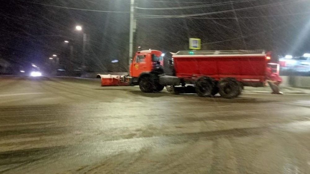 Дороги в Кирове обрабатывают противогололёдным материалом. Спецтехника работает с пяти часов утра,  В первую очередь обработали опасные участки: спуски и подъёмы на Ленина, Луганской, Карла Маркса, путепровод на Попова, подходы к новому мосту. Материал распределяют на трассе Киров – Русское.