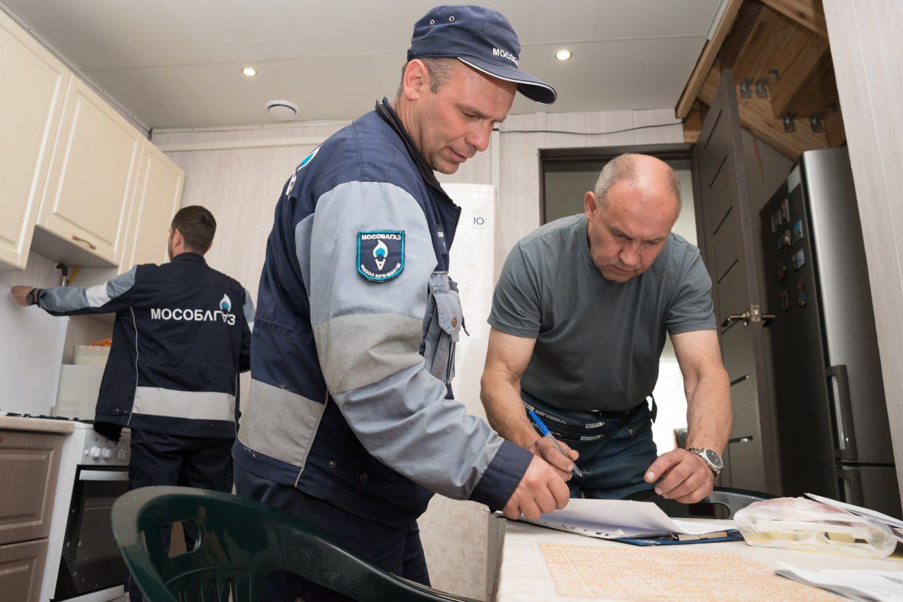 Соцгазификация в Подмосковье: 10+ тыс. домов подключены к газу в текущем году    Самый большой объём работ выполнен в Домодедове, Раменском, Балашихе и Сергиево-Посадском округах.    До конца 2025-го планируется газифицировать ещё 12 тыс. домовладений.    Сейчас по президентской программе «Социальная газификация» идут работы в 53 населенных пунктах, в т.ч. в р.п. Софрино г.о. Пушкинский, д. Троице-Сельцо г.о. Мытищи, городах: Шатура, Кашира, Электросталь.    Напомним, президентский проект стартовал в 2021 году. Трубы к границам участка прокладывают бесплатно. Главное условие — дом должен быть зарегистрирован, а в населенном пункте проведен магистральный газопровод.    Житель платит только за работы внутри участка, а также за предложенный на выбор комплект оборудования  плита, котел, счетчик  в рамках комплексного договора.    Как подключиться к программе?   Подайте заявку на сайте «Мособлгаза» или в ближайшем офисе компании.     Льготы: Для ветеранов ВОВ, участников СВО, многодетных семей и других льготных категорий работы внутри участка проводятся бесплатно. Подробности — на регпортале госуслуг.    #Подмосковье