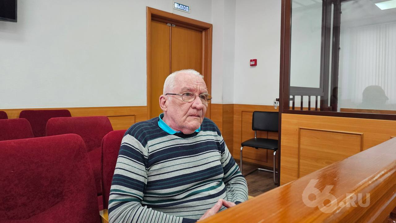 Пенсионера планировавшего напасть на топ менеджеров Уралвагонзавода отправили на принудительное лечение Жителя Нижнего Тагила Андрея Фогеля обвинили в попытке создать террористическое сообщество Сам он вину не признал Нападения на руководство завода и начальника отдела полиции пенсионер обсуждал на собраниях которые проводил у себя на квартире с 2021 по 2024 год На таких встречах Фогель в частности рассуждал о свержении действующей власти Говорить на радикальные темы по словам мужчины его провоцировал участник собраний Павел Сергиеня Он же как утверждает Фогель передал силовикам записи всех встреч внесен в список террористов и экстремистов   Новости из Екатеринбурга