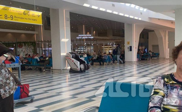 В двигатель попала птица рейс Южно Сахалинск Владивосток задержали Рейс Южно Сахалинск Владивосток 13 октября задержали на 8 часов Об этом astv ru сообщили пассажиры Рейс должен был быть в 10 00 однако сначала вылет отложили на 15 00 потом на 16 00 сейчас уже на 18 20 Наша группа в составе 47 человек должна были улететь в лечебный тур в Китай среди нас много пожилых людей рассказали они Им сообщили что причина задержки попадание в двигатель птицы Эту информацию astv ru подтвердили в авиакомпании Аврора Технический персонал Авроры в текущий момент приводят самолет в порядок и рейс планируется на 18 20 местного времени рассказали в компании Пассажиров просят следить за изменениями в расписании на сайте аэропорта airportus ru Прислать новость Подписывайся на АСТВ ру