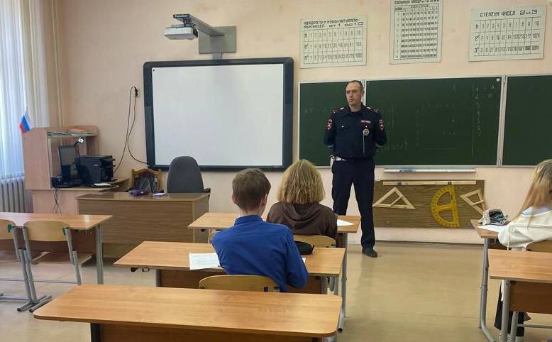 Сотрудник отделения Госавтоинспекции МОМВД России «Шиловский» провел профилактическое мероприятие с учащимися МБОУ «Шиловская СОШ 1» по ПДД при эксплуатации СИМ и вело транспорта Сотрудник Госавтоинспекции ознакомил школьников - участников дорожного движения с правилами безопасности, которые важно соблюдать при эксплуатации СИМ и велотранспорта. Полицейские озвучили статистику происшествий с водителями такого вида транспорта и указали на самые распространённые ошибки, которые приводят к неприятным последствиям. Детей призвали спешиваться при переходе проезжей части, использовать защитную экипировку и проявлять уважение к пешеходам.