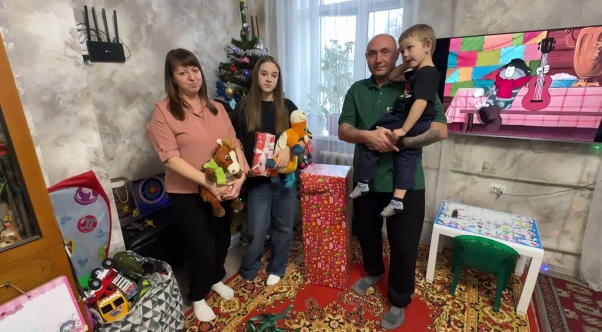 Губернатор Челябинской области исполнил новогодние мечты детей из Ясиноватой   gubernia74 ru articles society 1138006 Алексей Текслер исполнил новогодние мечты детей из Ясиноватой города побратима Челябинска из Донецкой Народной Республики Шар с желаниями детей глава Челябинской области снял с праздничного дерева на старте региональной акции Елка желаний Девятиклассница Карина увлекающаяся спортивными танцами мечтала об умной колонке а ее трехлетний брат Паша о домашнем батуте   t me chgub