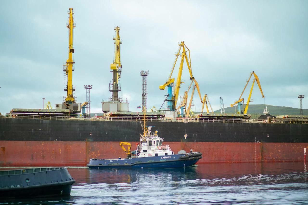 Грузопоток по Севморпути в 2025 году снизился на 2 3 Перевозка грузов по Северному морскому пути в 2025 г составила 37 02 млн т что на 2 3 меньше чем в 2024 г Основной причиной снижения стали уменьшенные объемы перевозок навалочных грузов сжиженного природного газа СПГ и нефти Экспортные грузы составили 60 от общего объема в основном за счет арктических нефтегазовых проектов  Несмотря на общее снижение перевозки нефтепродуктов увеличились на 43 а газоконденсата на 17 Однако перевозки навалочных грузов сократились более чем в 2 5 раза   В 2025 г перевозки навалочных грузов по СМП сократились более чем в 2 5 раза до 0 41 млн т по сравнению с 2024 г В частности на 30 9 до 413 000 т снизились отгрузки угля Основные грузопотоки угля идут через Мурманск в небольшом количестве через Анадырь port mmtp Telegram Max