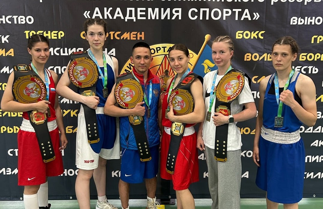 Боксёры Челябинской области взяли более 10 медалей чемпионата УрФО Боксёры Челябинской области завоевали 15 наград чемпионата Уральского федерального округа среди мужчин и женщин, который проходил в Лангепасе ХМАО с 10 по 14 июня 6+ . Сборная команда взяла шесть золотых, две серебряные и семь бронзовых медалей. ПОДРОБНЕЕ URALPRESS.RU