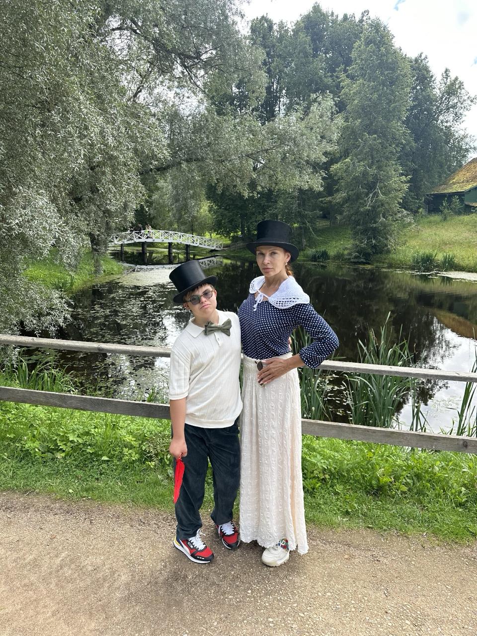 «Какой же мощный Псковский край»: Эвелина Бледанс поделилась впечатлениями от визита в Псковскую область Актриса, певица и телеведущая Эвелина Бледанс побывала в Пушкинских Горах. Об этом она рассказала в своих соцсетях. Звезда вместе со своим сыном Семеном посетила знаковые туристические места Пушкинских Гор и опубликовала видео в своих соцсетях, где призналась в любви Псковской области. «Какой же мощный Псковский край – красотой своей, статью, мудростью! Пушкин в ссылке, в Михайловском, как будто вчера ходил по этим чудесным аллеям и сочинял свои бессмертные произведения. Не устаем восхищаться Россией-матушкой», — призналась Эвелина Бледанс. Фото: соцсети Эвелины Бледанс.