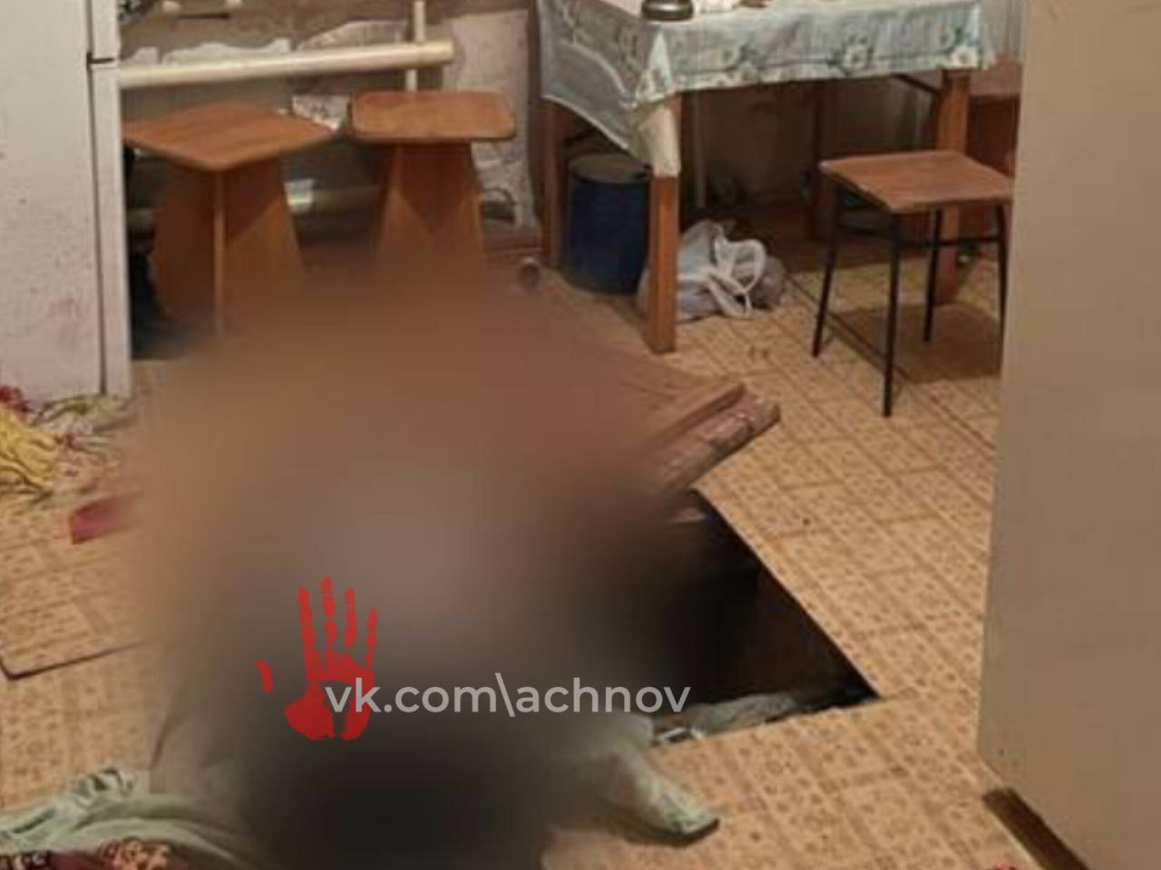 В суд направили уголовное дело против 52-летнего южноуральца, которого обвиняют в том, что он во время пьяной ссоры убил своего знакомого ‼ По информации следователей, в начале марта, между двумя мужчинами, которые, видимо, перебрали с алкоголем, произошел конфликт. Все это происходило в квартире одного из них на улице Фурманова в Копейске. В течение двух дней обвиняемый безжалостно избивал своего 48-летнего знакомого — как руками, так и ногами. В итоге он нанес не менее 57 ударов по голове и телу потерпевшего. К сожалению, от полученных травм мужчина скончался прямо на месте. После этого обвиняемый просто сбежал из квартиры. Однако, благодаря оперативным действиям полиции, преступление удалось раскрыть очень быстро. Правоохранители задержали подозреваемого, и следствие собрало достаточно улик для передачи дела в суд.