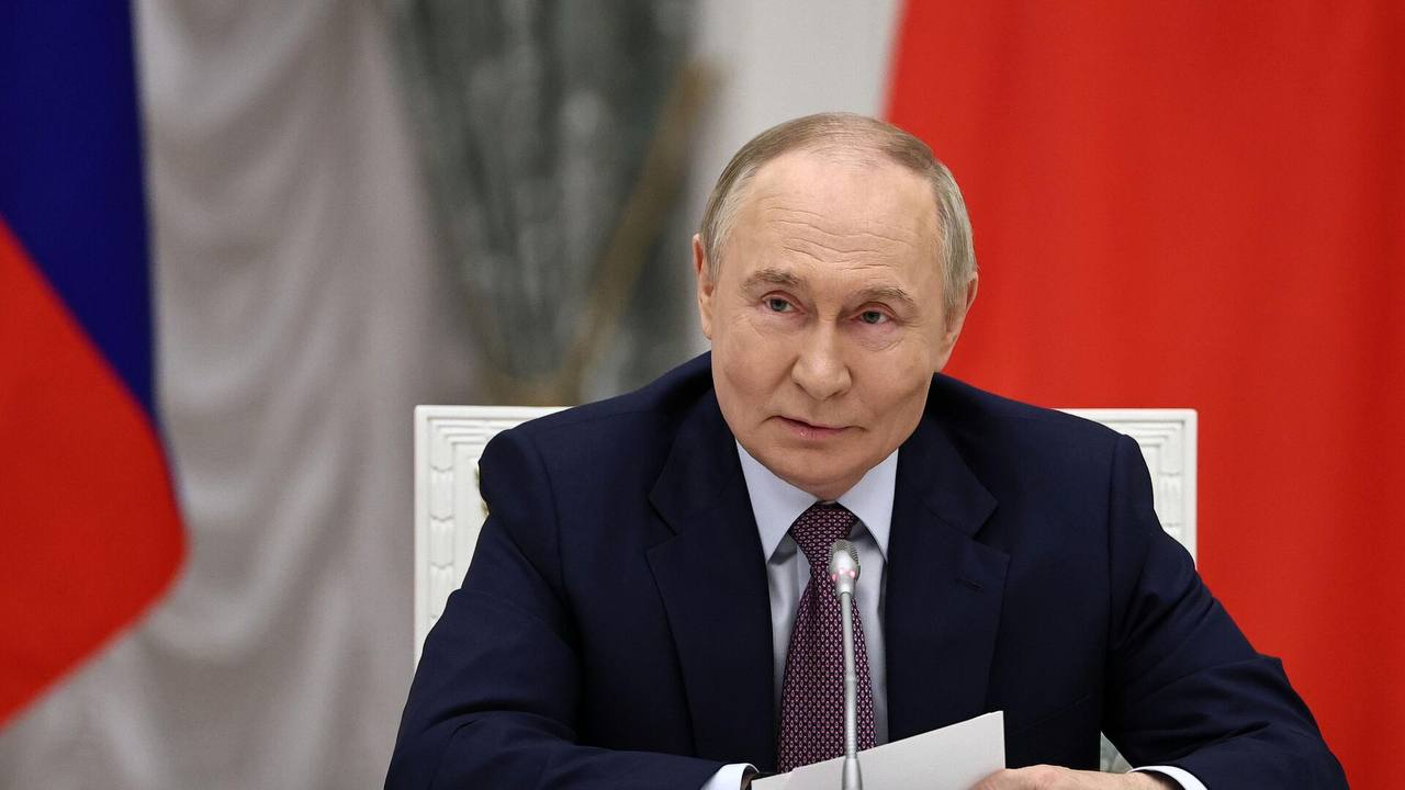 Путин назвал сферы где ИИ будет заменять людей Есть сферы в которых искусственный интеллект будет заменять людей среди них оптовая и розничная торговля финансовая и страховая деятельность заявил президент России Владимир Путин В ходе заседания Государственного совета он отметил что в ближайшие семь лет необходимо вовлечь в экономику 12 2 миллиона человек jkinvest news jkinvest