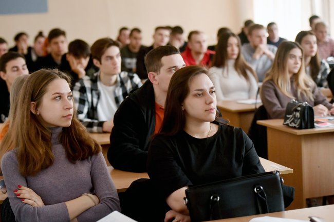 Возможности целевого набора будут расширены Госдума приняла закон направленный на повышение адресности и эффективности целевого обучения Он предусматривает расширение круга организаций которые могут выступать заказчиками такого обучения за счет бюджетных средств в пределах установленной квоты Право заключать соответствующие договоры со студентами получат сельскохозяйственные товаропроизводители перерабатывающие предприятия агропромышленного комплекса участники свободных экономических зон производители лекарственных средств стратегические предприятия и организации В частности для аграрных заказчиков предусмотрена возможность устанавливать дополнительные требования к абитуриентам окончившим школу с профильным обучением в небольших населенных пунктах с последующим трудоустройством выпускников в том же регионе Фото РИА Новости Подписаться на Российскую газету в Читать нас в MAX