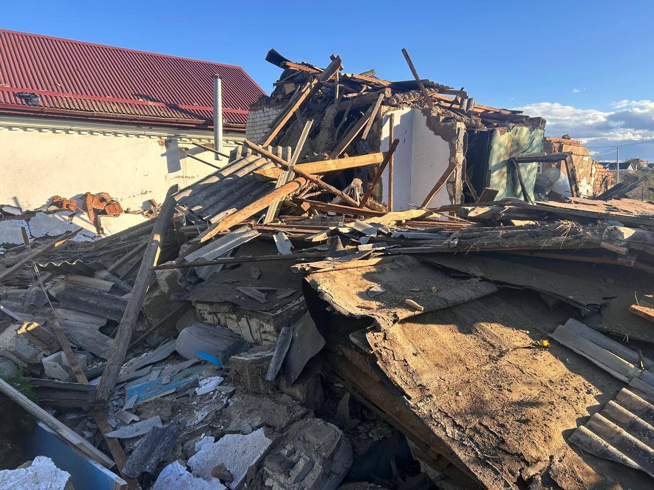 Взрыв газа разрушил жилой дом в станице Северской В станице Северской на ул Пушкина произошел мощный хлопок газа который превратил жилой дом в груду обломков 35 летний мужчина госпитализирован в тяжелом состоянии Предварительная причина неисправность газового оборудования Прокуратура начала проверку по факту происшествия Спасательные и аварийные службы работают на месте происшествия По данным Оперштаба к работам привлечены 24 человека и 10 единиц техники