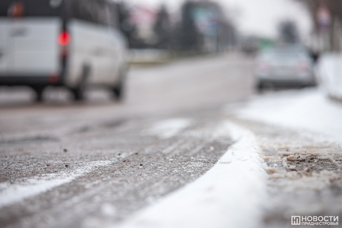 Более 80 тонн песчано солевой смеси коммунальщики израсходовали на посыпку дорог и тротуаров в Бендерах Уже обработаны районы БАМ Борисовка Центр Ленинский и Шёлковый а также село Гиска На очереди село Протягайловка и район Северный с селом Варница В связи с ледяным дождем местами по городу требуется повторная подсыпка Работа по борьбе с гололедом будет продолжена Остается самый опасный участок дороги на ул Мацнева и Ленинградской в том числе из за припаркованных на обочинах автомобилей bendery tv