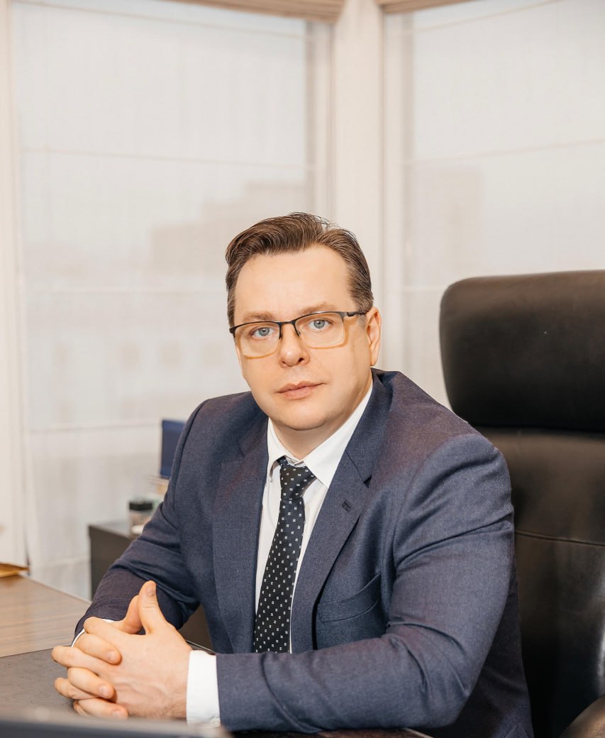 На должность советника врио губернатора Курской области назначен Александр Терновцов Он стал советником на общественных началах, курирующим направление, связанное с деятельностью некоммерческих организаций. - Эта инициатива исходила от самих наших общественников. Несколько дней назад мы встречались с ними. Они такое предложение высказали. Я считаю, что это полезно, и в целом будем такую практику развивать, назначая на внештатные должности советников, людей по направлениям, которые были бы авторитетны в своей среде, которые действительно оказывали бы помощь - отметил Александр Хинштейн. Сейм Курская область