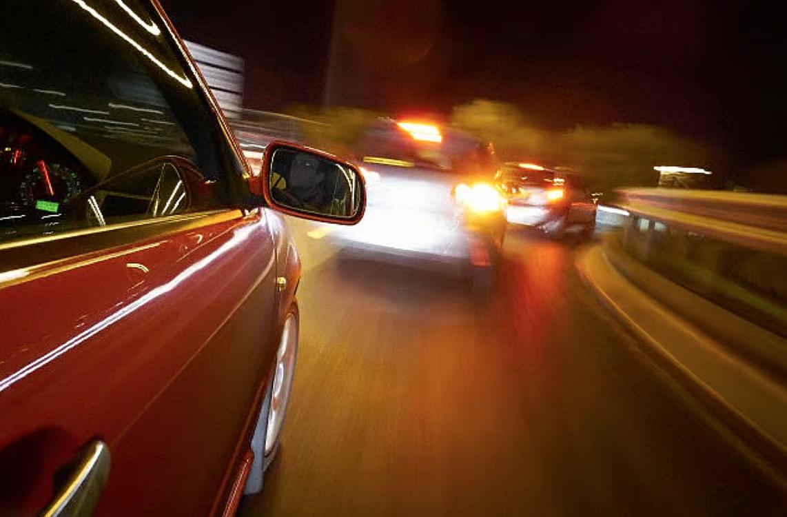 В ОАЭ с наступлением лета начали активно наказывать владельцев шумных автомобилей - им грозит штраф 400 дирхамов и 4 штрафных балла. За незаконный тюнинг громкие глушители, усилители звука и т.п. — 2000 дирхамов, 12 баллов и конфискация авто. Вернуть машину можно, заплатив 10 000 дирхамов. Если этого не сделать за 3 месяца — её продадут с аукциона.