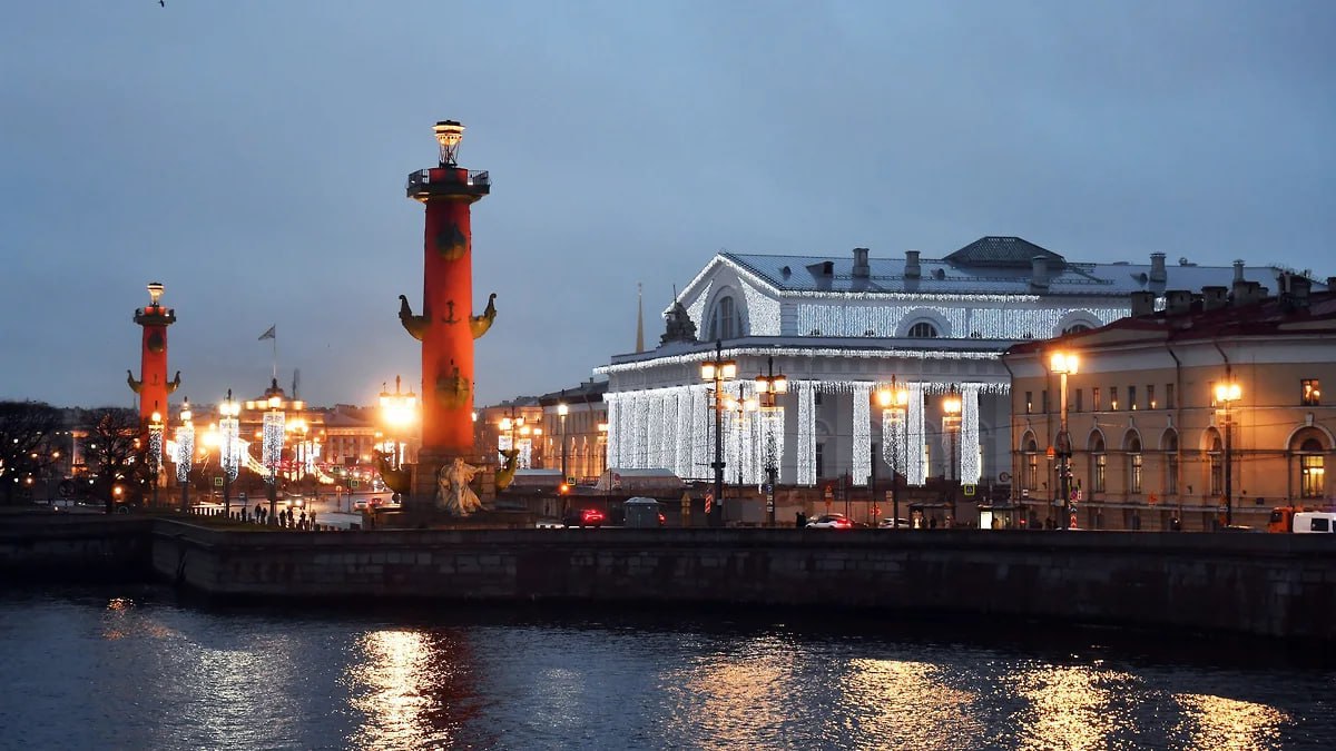 Минкульт России расторг в одностороннем порядке контракт с компанией РСК Ренессанс на реставрацию здания Биржи на стрелке Васильевского острова за 1 39 млрд рублей Как следует из карточки закупки причиной стала существенная просрочка выполнения работ Контракт на сумму 1 39 млрд рублей заключили в декабре 2024 года завершение реставрации планировалось к 2026 году По данным ведомства подрядчик не сдал в срок проектную документацию а работы на объекте так и не начались Ъ СПб