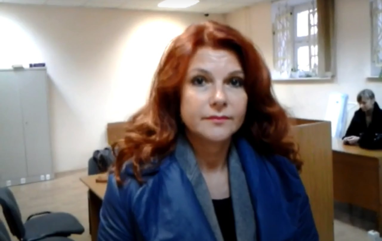 Умерла адвокат дела ЮКОСа Елена Липцер мать Алексея Липцера осужденного по делу адвокатов Навального О смерти 58 летней Елены Липцер сообщил Алексей Венедиктов а затем и директор адвокатского бюро Липцер Ставицкая и партнеры Дмитрий Аграновский Причина смерти продолжительная болезнь Елена Липцер стала известна как адвокат Платона Лебедева в период Дела ЮКОСа главного уголовного дела России нулевых В 2011 году вошла в сотню самых влиятельных женщин страны Она дочь известного правозащитника Льва Пономарева И мама Алексея Липцера адвоката который был осужден на 5 лет колонии по громкому делу адвокатов Навального статья участие в экстремистском сообществе в основу которого легла прослушка свиданий защитников с клиентом в колонии Редакция Новой газеты выражает соболезнования родным и друзьям Елены Минюст включил в реестр иноагентов
