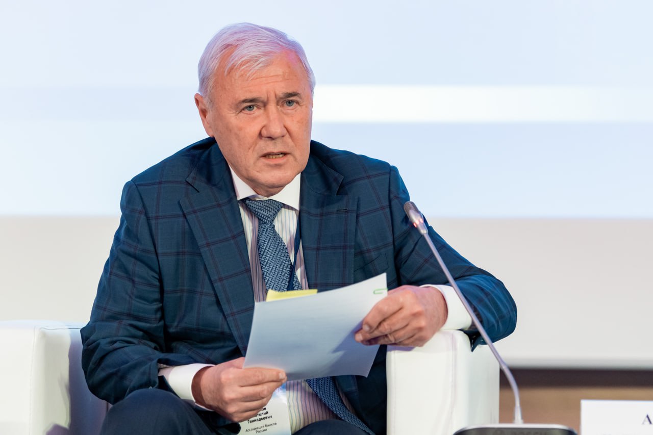 Ограничим число штрафов за езду без ОСАГО Комитет по госстроительству и законодательству рекомендовал Госдуме принять в первом чтении внесенный мной с коллегами законопроект который запрещает повторные штрафы в течение дня за вождение без ОСАГО   Штраф за езду без страхового полиса будут выписывать не чаще одного раза в сутки По действующим же правилам в течение одного дня автомобилисту может прилететь несколько штрафов если отсутствие страховки зафиксировали разные камеры видеофиксации Сейчас за отсутствие ОСАГО предполагается штраф 800 рублей а при повторном нарушении от 3 до 5 тыс руб Таким образом автомобилисты оказались бы под риском огромных финансовых санкций в случае проезда без страховки под десятком камер за день МВД планирует автоматически фиксировать отсутствие ОСАГО у водителей с помощью дорожных камер и выписывать штрафы с осени 2026 года До этого в пилотных регионах система будет протестирована до ее полной настройки автомобилистам будут приходить только уведомления о нарушении без штрафов