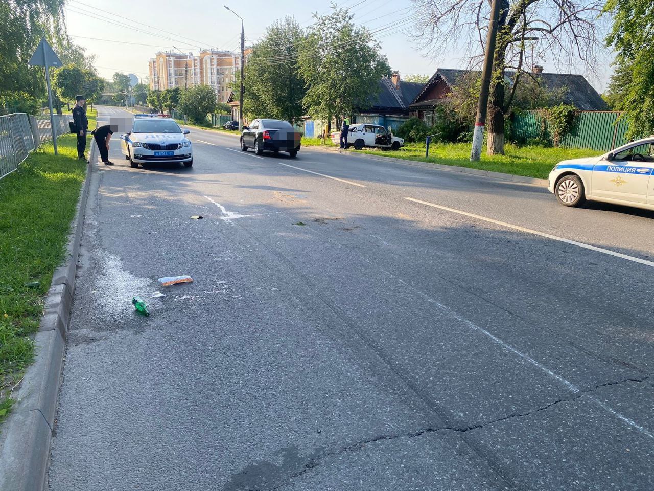 В Чебоксарах неопытный водитель перевернул ВАЗ: пассажир в больнице  Дорожно-транспортное происшествие с пострадавшим произошло в Чебоксарах на улице Константина Иванова.   21-летний местный житель, управляя автомобилем ВАЗ-21053 с механической коробкой передач, не справился с управлением, наехал на бордюр и допустил опрокидывание машины.  В результате аварии 20-летний пассажир получил серьёзные травмы — его доставили в травматологическое отделение с открытым переломом руки.  Как установили сотрудники полиции, у водителя имелось водительское удостоверение, позволяющее управлять только автомобилем с автоматической коробкой передач. Результат освидетельствования на алкоголь оказался отрицательным.  Примечательно, что права были выданы нарушителю в 2024 году, но за это время он уже 13 раз привлекался к административной ответственности за различные нарушения — от отсутствия страховки и регистрации до непристёгнутого ремня и управления без прав. По факту ДТП назначена проверка.