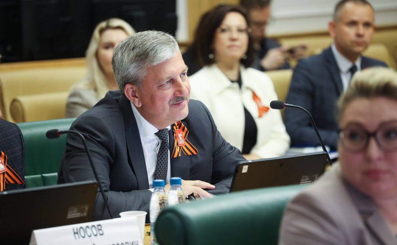 Глава Волгограда Владимир Марченко в составе делегации волгоградского региона принимает участие в расширенных заседаниях комитетов Совета Федерации. ℹ В рамках трехдневной программы на заседаниях будут рассмотрены вопросы модернизации жилищно-коммунального хозяйства и развитию в Волгоградской области инфраструктуры в сфере образования и культуры, представители региона расскажут об опыте Волгоградской области по развитию международных связей и др. В ходе 590-го заседания Совета Федерации пройдет «час субъекта Российской Федерации», где губернатор Волгоградской области Андрей Бочаров и председатель Волгоградской областной Думы Александр Блошкин представят доклады о социально-экономическом положении и перспективах развития региона, реализации национальных проектов и госпрограмм. Кроме того, в верхней палате парламента развернута выставка Волгоградской области — представлены достижения в промышленной, аграрной, культурной, образовательной, медицинской, строительной, дорожной и других сферах, а также проекты перспективного развития.
