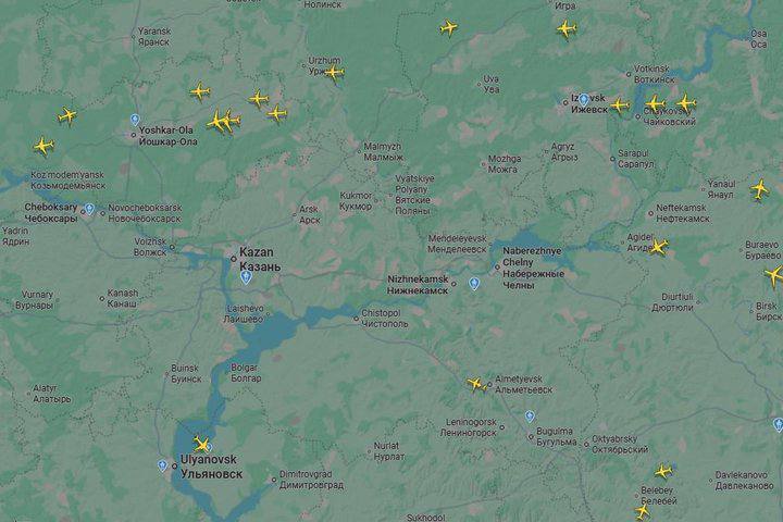 ‼ В аэропортах Казани и Нижнекамска введён план "Ковёр" — приём и выпуск самолётов временно ограничили. Так выглядит небо над Татарстаном в эти минуты. Моя Казань