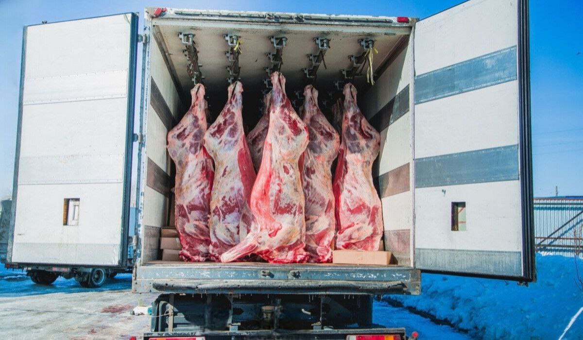 Казахстан запретил ввоз животной сельхозпродукции из ряда регионов России Минсельхоз Казахстана ввел запрет на импорт и транзит сельскохозяйственной продукции животного происхождения из нескольких российских регионов Алтайского края и Республики Алтай Астраханской области Бурятии Калмыкии Новосибирской области Северо Кавказского федерального округа Под запрет попали живые сельскохозяйственные животные мясо и молоко мясная и молочная продукция без термообработки сырье и изделия животного происхождения без термообработки охотничьи трофеи б у оборудование для содержания убоя и переработки сельхозживотных корма и добавки кроме растительных синтезированных или прошедших термообработку Причины ввода ограничений и предпрложительные сроки их действия Комитет ветконтроля Министерства сельского хозяйства Казахстана не озвучил Читайте также Узбекистан запретил импорт животных и птицы из Индии из за вируса Нипах Россия усилит таможенный контроль на границе с Казахстаном Россия ужесточает контроль как изменится логистика Казахстана и Кыргызстана в 2026 году Logistan info Логистика Экономика