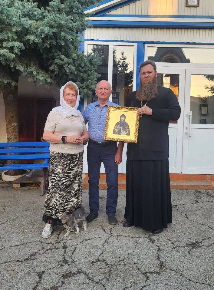 Где бы ни находился в течение всей своей жизни человек но по приезде на малую родину он старается побывать в тех уголках которые близки его сердцу Для супругов Московских проживающих сейчас в столице нашего государства этим местом является храм святителя Феодосия Черниговского в Ипатово Алексей Михайлович является генералом армии Вооружённых сил РФ в отставке а его супруга Лидия Григорьевна заслуженный врач Российской Федерации Родом она из нашего города Недавно Московские побывали на ипатовской земле и посетили местный приход Благочинный Ипатовского округа иерей Даниил Хохоня провёл экскурсию поведал гостям историю построек и трагичных разрушений храмов города за дореволюционный и советский периоды а также ознакомил с ходом строительных и реставрационных работ храма Вознесения Господня В дар церкви семья преподнесла икону преподобного Варлаама Хутынского