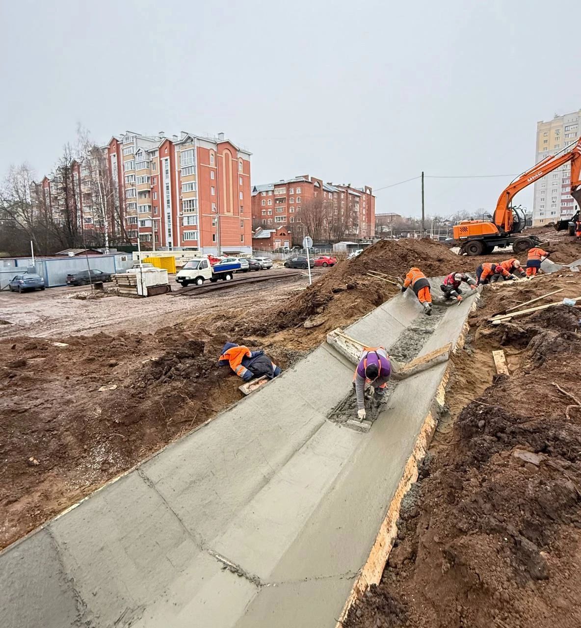 Старые сети с Лыбедской магистрали и Пушкарской убрали  Теперь ДСУ-3 приступило к строительству двухполосной дороги.Протяженность - 1 км, от ДТЮ до Лыбедской магистрали.   Подрядчик на 450-метровом отрезке дороги делает нагорную канаву, выполняет работы по сварке футляров для трубы дождевой канализации. После вырубки деревьев выкорчевывают пни.   Планируют переустройство хозбытовой канализации и водопроводных сетей. На дороге сделают еще тротуары с велодорожками, освещение и зону парковки.