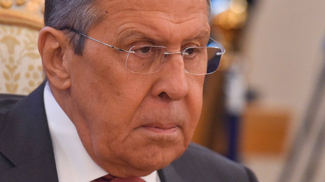 Лавров о контактах с США по диалогу о двусторонних раздражителях Раздражителей в российско американских отношениях очень много они достались нам в наследство от предыдущей администрации США Разгребать завалы придется еще долго С приходом новой администрации мы ощутили готовность с её стороны возобновить диалог Он идёт но не так быстро как хотелось бы Американской стороне переданы наши предложения и по дипнедвижимости и по авиасообщению Сейчас идут рабочие контакты насчет возможности продолжения диалога Мы с госсекретарем Марко Рубио понимаем необходимость регулярного общения Оно важно для обсуждения украинского вопроса и для продвижения двусторонней повестки дня Поэтому и общаемся по телефону готовы и к проведению личных встреч когда потребуется Завершение конфликта на наш взгляд невозможно без учета российских интересов и искоренения его первопричин Вопрос о принадлежности Крыма для российской стороны закрыт Подпишись RogandarNEWs мы в MAX