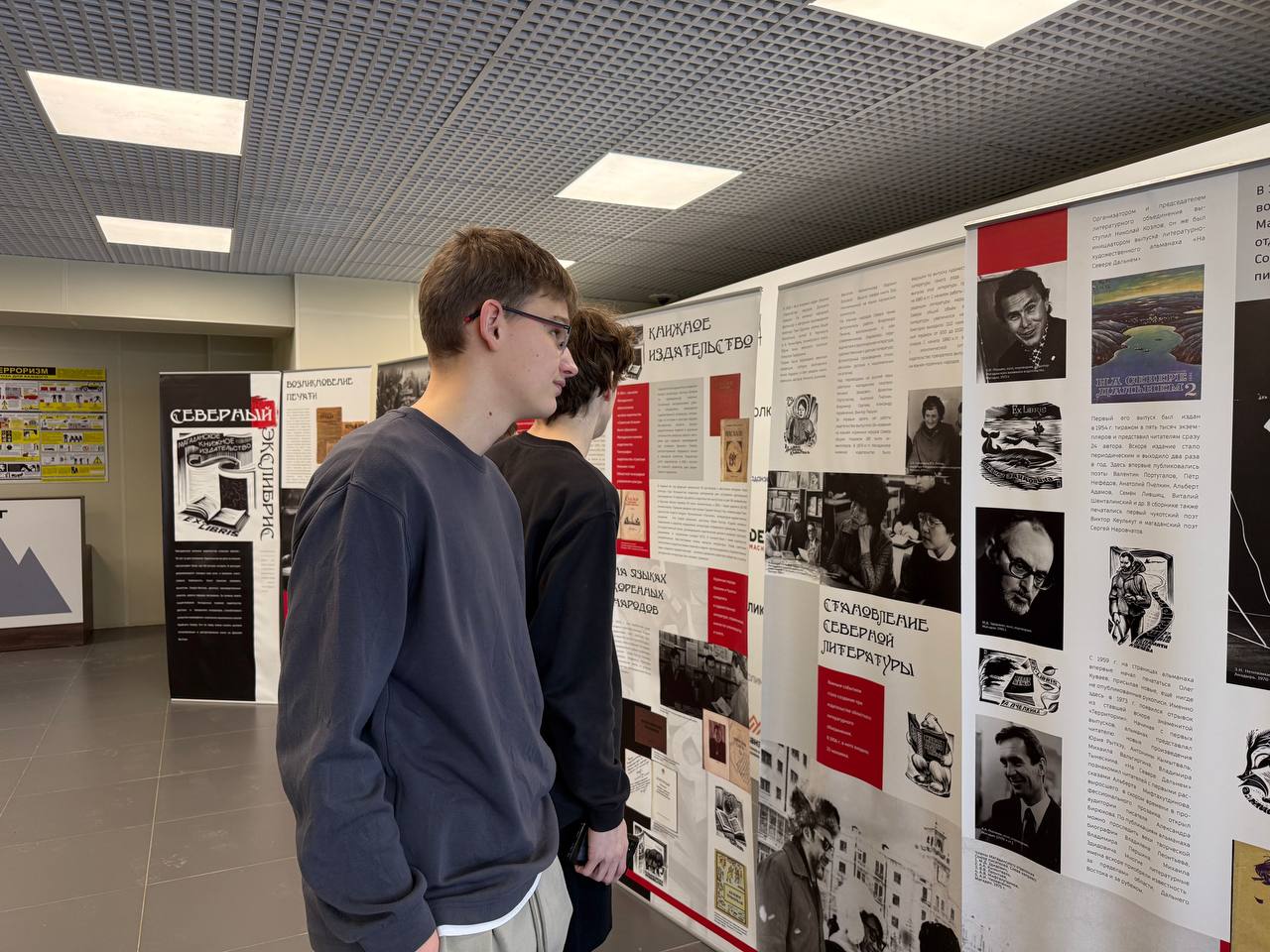 Сегодня в магаданском политехническом техникуме с которым у музея сложилось многолетняя традиция сотрудничества открылась передвижная выставка Северной экслибрис Выставка посвящена истории книгоиздательской деятельности в регионе развитию книгопечатного дела в Магаданской области творчеству северных писателей и художников иллюстраторов чьи работы украшали страницы изданных книг В советское время Магаданское книжное издательство входило в тройку крупнейших издательств Дальнего Востока и уделяло особое внимание выпуску литературы на языках коренных народов Севера На выставке представлены редкие фотографии из фондов краеведческого музея книги первых выпусков а также издания лауреатов престижных литературных премий Экспонирование продлится до 20 февраля 2026 года