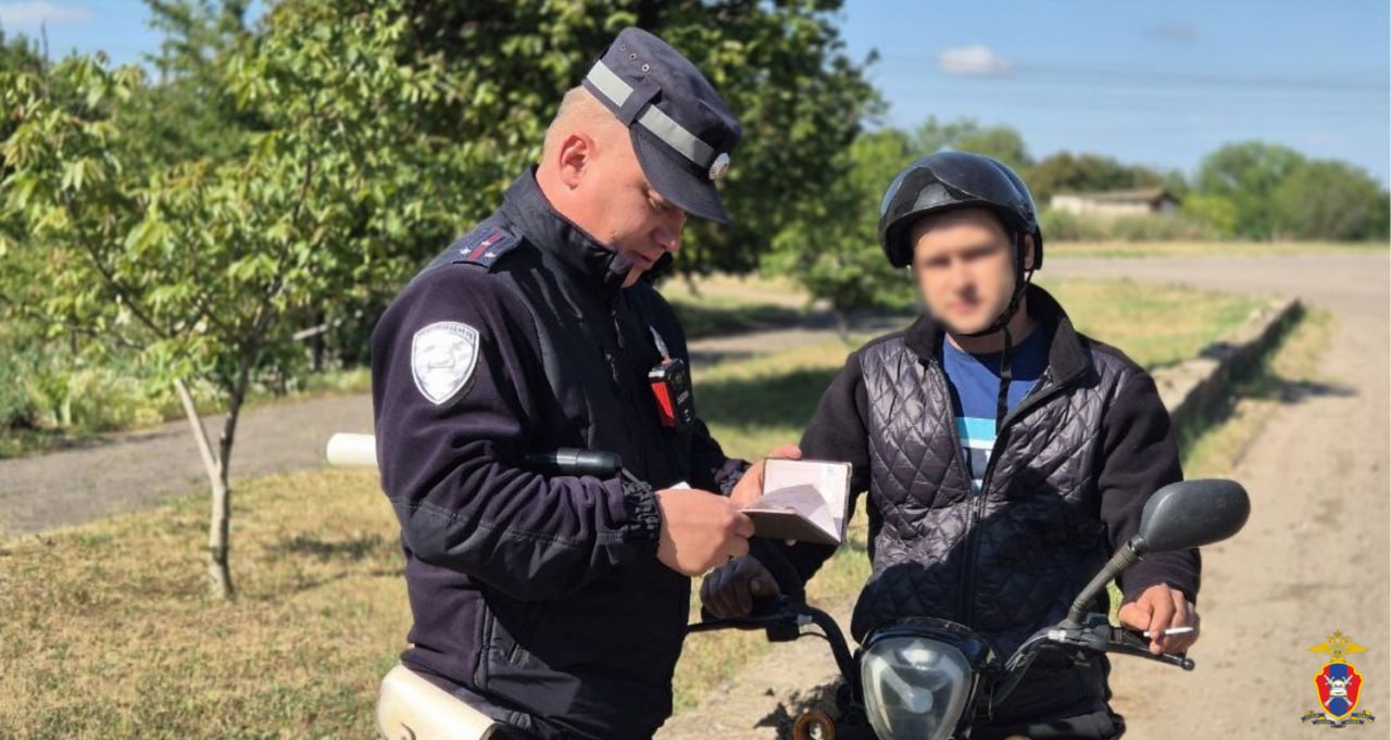 В Чаплинском округе госавтоинспекторы привлекли к административной ответственности двух водителей в ходе профилактического рейда "Мототехника" Административные материалы были составлены за управление транспортным средством водителем, находящимся в состоянии опьянения, а также нарушение требований к перевозке детей. "Госавтоинспекторы провели с водителями профилактические беседы и вручили памятки о ключевых правилах дорожной безопасности", — говорится в сообщении. ПОДПИСАТЬСЯ НА ТАВРИЮ