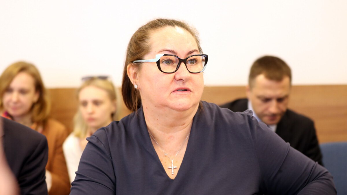 Елена Вяльбе: «Большунов получает от ЦСП ₽140 тысяч. Только за счет рекламы он может заработать, мы – не футболисты» Вот что президент Федерации лыжных гонок России рассказала во время круглого стола на тему «О текущем состоянии импортозамещения в сфере физической культуры», который сегодня прошёл в Госдуме. «Мы находимся на достаточно низком уровне, в частности изготовления лыж. Это высокотехнологическое оборудование. Все лыжи делаются в одной стране – в Австрии. Нужно время, что мы хотим конкретно. Для спорта высших достижений все спортсмены на контрактах. Никакой спортсмен не согласится терять деньги только чтобы поддержать российского производителя. Большунов в ЦСП получает 140 тысяч в месяц, и только за счет рекламы у него есть возможность получить какие‑то нормальные деньги. Мы не футболисты и хоккеисты, мы считаем каждую копейку. В общем, есть виды спорта, где импортозамещение в спорте высших достижений невозможно» Дмитрий Челяпин/Матч ТВ