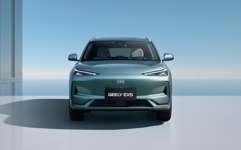 Российское представительство китайской компании Geely анонсировало появление в продаже нового электрического кроссовера EX5.     Интересно то, что, судя по инсайдерской информации, в РФ будут продаваться автомобили, сборка которых должна в ближайшее время начаться на белорусском заводе СЗАО «БЕЛДЖИ».    Пока покупатели ожидают выхода модели на рынок, автоэксперт сделал обзор новинки  #транспорт #Geely    Подпишись — Минская правда MLYN.by