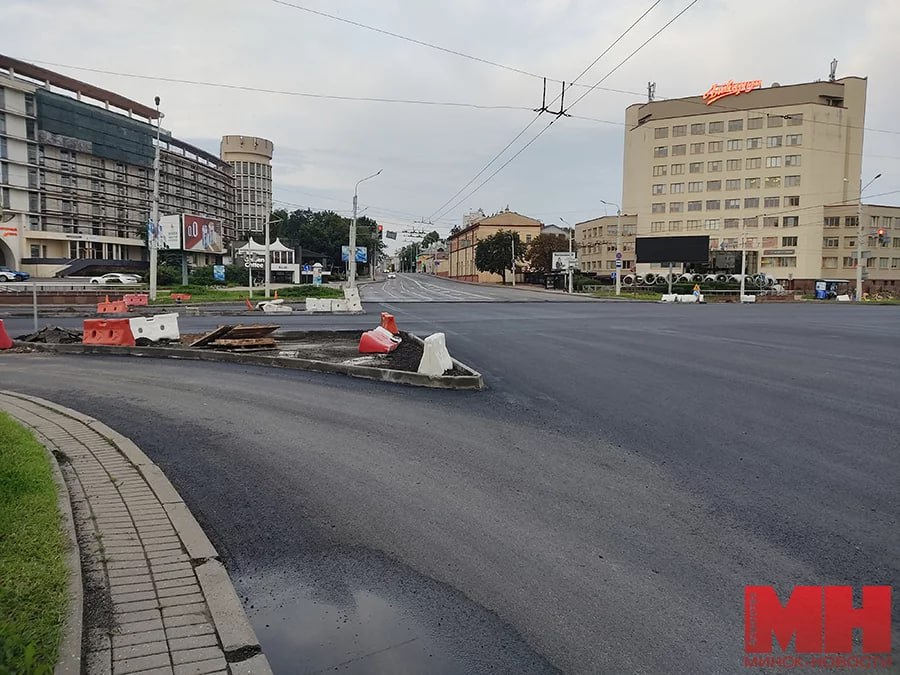 На перекрестке пр. Машерова и ул. М. Богдановича изменится схема движения транспорта.   Новая схема предусматривает обустройство направляющих островков на пр. Машерова  с обеих сторон  с установкой специальных выносных светофорных колонок длиной 6 м.  Предусмотрено также смещение дорожной разметки, обозначающей место остановки транспортных средств  стоп-линии .   В последующем также планируют обустроить направляющие островки на ул. М. Богдановича.  «Минск-Новости» MINSKNEWS.BY Telegram Viber FB VK Inst TikTok  YouTube