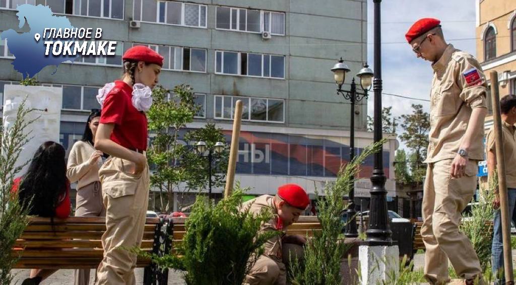 В Мелитополе высадили можжевельники в память о ветеранах Во Воронцовском сквере прошла акция по озеленению в честь работников завода «Старт», участвовавших в Великой Отечественной войне. Мероприятие стало частью городской программы благоустройства, в рамках которой продолжается высадка деревьев и кустарников в общественных пространствах.