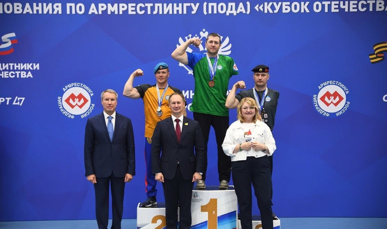 Ветеран СВО из Сургута стал чемпионом Всероссийского турнира по армрестлингу В Ленинградской области прошёл «Кубок Отечества» — всероссийские соревнования по армрестлингу среди участников специальной военной операции с поражением опорно-двигательного аппарата. Организаторами турнира выступили Минспорт России, Федерация армрестлинга РФ и Фонд «Защитники Отечества». За победу боролись более 70 спортсменов из 31 региона страны. Югру на соревнованиях достойно представил Владимир Дегтярёв, занявший 1 место в весовой категории до 85 кг. Владимир начал заниматься армрестлингом в 2024 году в Сургутской федерации армрестлинга под руководством тренера Юрия Александровича Михайлова. Ветеран специальной военной операции награждён медалью «За отвагу» за самоотверженное выполнение воинского долга. Администрация города Сургута