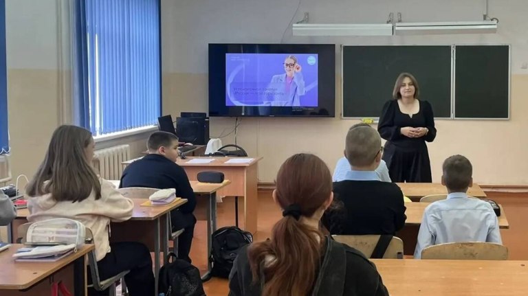 В брянских школах начался профориентационный курс Россия мои горизонты guberniya tv obshhestvo 315364 На занятиях детям расскажут о достижениях страны в области науки а также современному рынку труда и перспективным профессиям и специальностям ƃℾ подписаться прислать новость