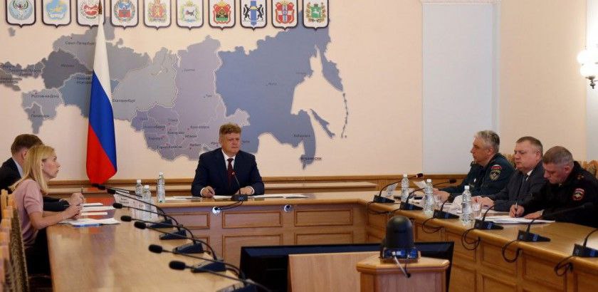 Полномочный представитель Президента Российской Федерации в Сибирском федеральном округе Анатолий Серышев провёл совещание по подготовке к летней оздоровительной кампании В 2025 году 6 тысяч оздоровительных лагерей на территории регионов Сибири, должны принять около 790 тысяч школьников. Около 1,5 миллионов детей планируется занять другими формами досуга – для них сформированы программы занятий в кружках и спортивных секциях, творческих студиях, организованы соревнования и экскурсии. В целом готовность регионов Сибири к старту оздоровительной кампании оценивается позитивно. «Главное, что должно быть обеспечено – это безопасность детей», – акцентировал внимание полномочный представитель. В дни, оставшиеся до старта летней кампании, необходимо принять меры по устранению нарушений, которые выявлены контрольно-надзорными органами. Сейчас проводится акарицидная обработка мест отдыха детей. На территориях, эндемичных по клещевым инфекциям, профилактическим мероприятиям будет уделено особое внимание.