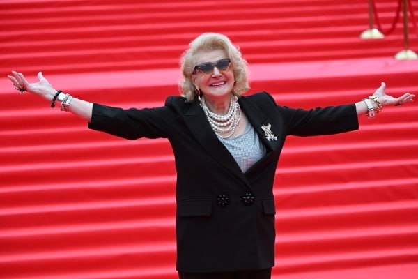 Владимир Путин поздравил Светлану Дружинину с 90 летием Президент России направил режиссёру актрисе и сценаристу телеграмму Она опубликована на сайте Кремля Глава государства отметил что режиссёрские и актёрские работы Дружининой считаются классикой отечественного киноискусства Вы по праву принадлежите к плеяде выдающихся мастеров и созидателей для которых творчество стало истинным призванием определило профессиональный и жизненный путь говорится в телеграмме Светлана Дружинина родилась в Москве После окончания хореографического училища при Большом театре она училась на актёрском факультете и режиссёрском факультете ВГИКа Она снималась в фильме Дело было в Пенькове получила широкую известность после ленты Девчата где сыграла Анфису Известность как режиссёр Дружинина приобрела благодаря картине Гардемарины вперёд Подписаться на Говорит Москва Telegram VK MAX