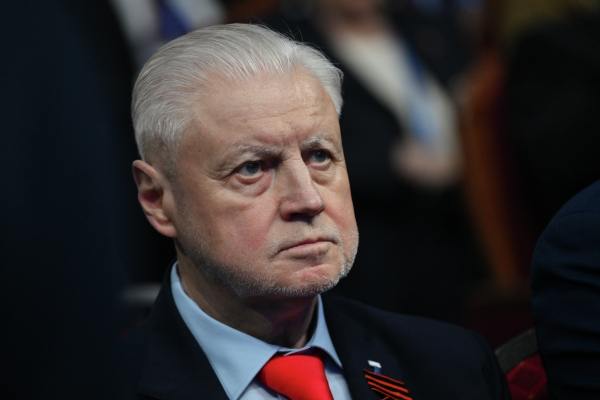 Сергей Миронов предложил запретить шестидневку и домашние задания на выходные Суббота должна быть полностью свободным днём у школьников заявил председатель партии Справедливая Россия За правду Идея отменить домашние задания неправильная Дети должны уметь самостоятельно заниматься А вот отменить задания на выходные дни в обязательном порядке сделать так чтобы суббота была выходным и чтобы выходной день без уроков они проводили бы с родителями да вот это будет абсолютно правильно сказал Миронов в интервью ТАСС Подпишись на Говорит Москва