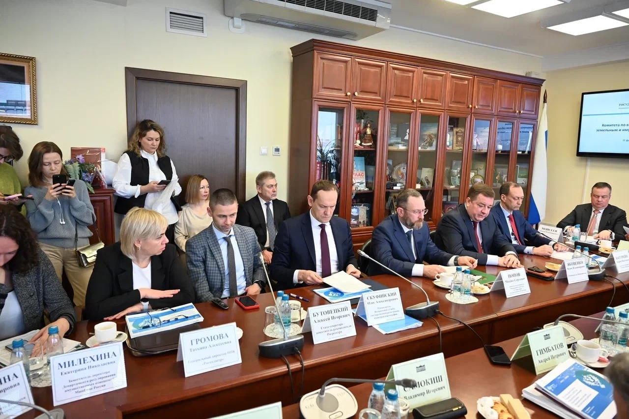 Руководитель Росреестра Олег Скуфинский на заседании комитета Госдумы по вопросам собственности земельным и имущественным отношениям представил результаты работы ведомства за 2025 год и реализации госпрограммы НСПД Заседание состоялось в рамках подготовки к отчету Правительства РФ за 2025 год В нём приняли участие представители Минфина РФ Счётной палаты Росимущества ГК Роскосмос а также статс секретарь заместитель руководителя Росреестра Алексей Бутовецкий и гендиректор ППК Роскадастр Татьяна Громова Мероприятия госпрограммы НСПД носят стратегический и системный характер и направлены на достижение национальных целей развития страны Второй год подряд Росреестр на 100 обеспечивает кассовое исполнение программы В полном объеме выполнены 168 контрольных точек и 55 показателей госпрограммы и федерального проекта С опережением на 2 года реализуется проект по внедрению цифровой платформы НСПД Ежемесячно её посещают 5 5 млн пользователей Сейчас на платформе НСПД работают органы государственной власти всех 89 регионов Наша цель обеспечить к 2028 году интеграцию всех региональных информационных систем на платформе НСПД сказал Олег Скуфинский Он также озвучил ключевые результаты работы Службы в 2025 году оказано 524 млн услуг при этом сроки регистрации прав сокращены до 1 6 дней кадастрового учета до 1 7 дней на территории воссоединенных регионов оказано 5 9 млн услуг Количество услуг по экстерриториальному принципу увеличилось в 20 раз до 1 6 млн доля электронной ипотеки составила 93 электронная регистрация договоров долевого участия достигла 100 До 72 выросла доля оказания электронных услуг в учетно регистрационной сфере завершаются работы по созданию ЕЭКО 88 отечественной импортозамещённой картографической основы реализованный комплекс мер по раскрытию экономического потенциала страны привёл к росту капитализации территорий с 2020 года на 219 трлн руб На конец 2025 года этот показатель составил 920 трлн рублей Как сообщил председатель Комитета Сергей Гаврилов по инициативе Росреестра принят ряд важных законопроектов Ключевым стал законопроект о видах разрешенного использования земельных участков решающий множество вопросов для муниципалитетов бизнеса граждан крупных компаний а также для владельцев линейных объектов в частности ОАО РЖД Росреестр ОлегСкуфинский МыТамГдеЛюди РаботаемВместе rosreestr news Росреестр в MAX