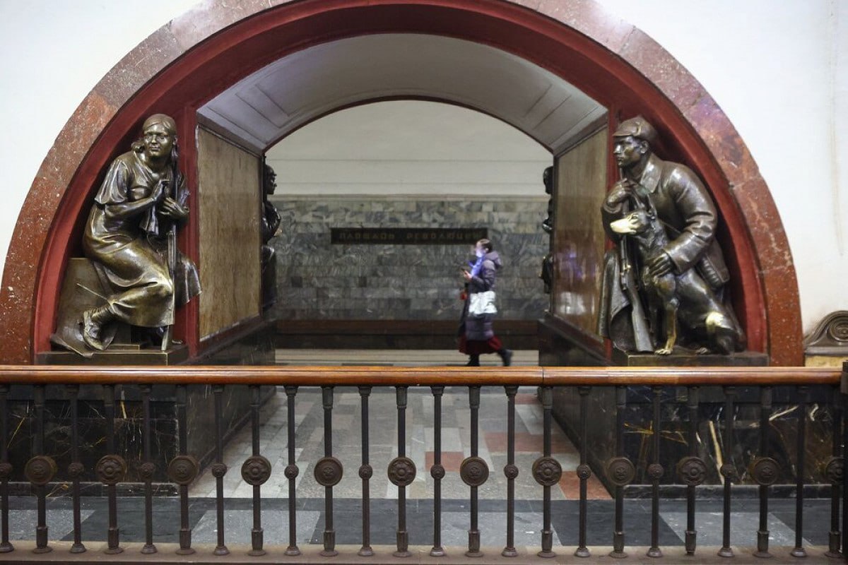 Мосгорнаследие объявило о реставрации всех скульптур на станции метро Площадь революции Специалисты восстановят утраченные элементы нанесут защитные составы для предотвращения износа и проведут консервацию бронзовых поверхностей Работы планируют завершить к 2028 году Больше новостей в Daily News